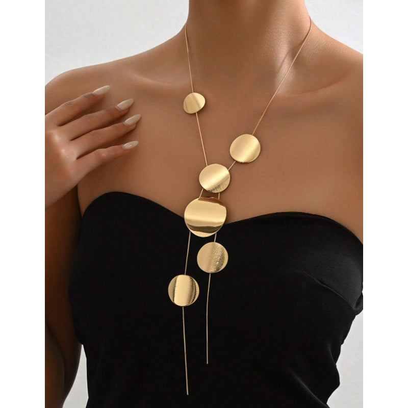 Collar Largo con Discos Dorados – Diseño Moderno y Ligero para Look Chic