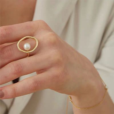 Anillo Dorado con Perla Natural – Diseño Elegante y Minimalista