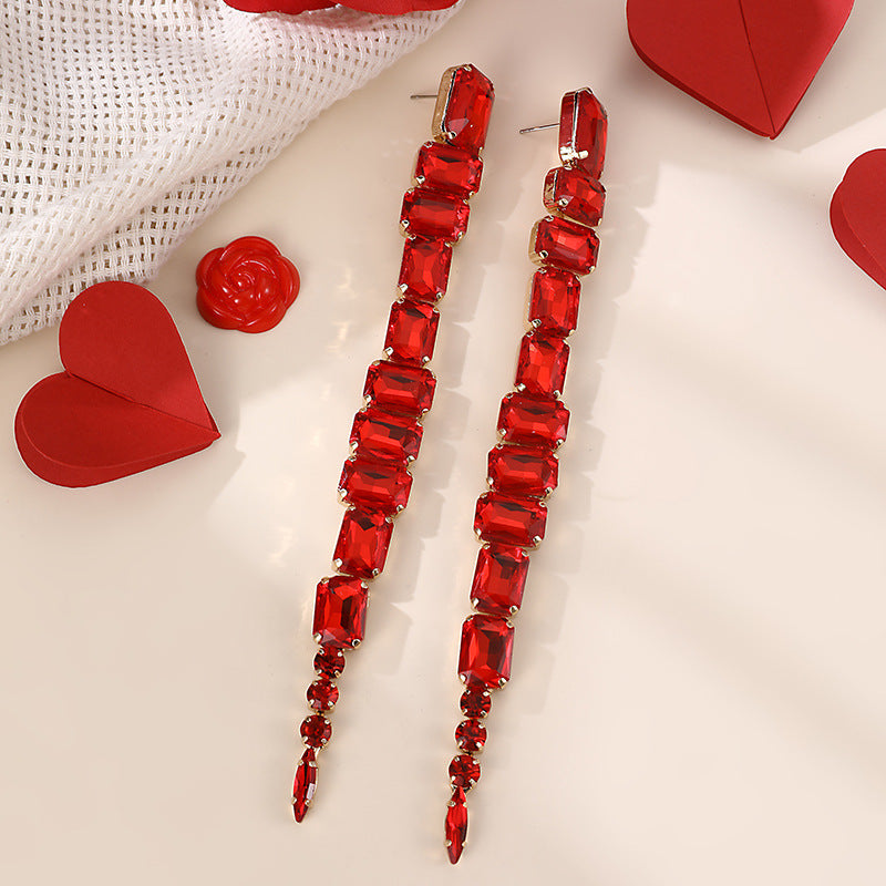 Pendientes Largos con Cristales Rojos Irregulares – Estilo Elegante y Brillante