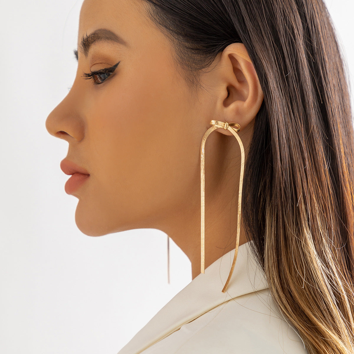 Pendientes Largos Minimalistas en Oro – Elegancia Moderna