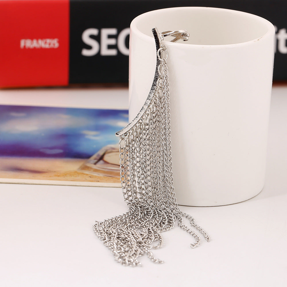 Ear Cuff Dorado con Cadenas Largas – Estilo Glam Rock Asimétrico