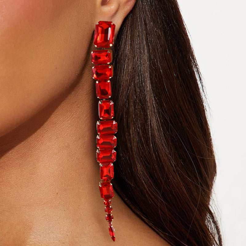 Pendientes Largos con Cristales Rojos Irregulares – Estilo Elegante y Brillante