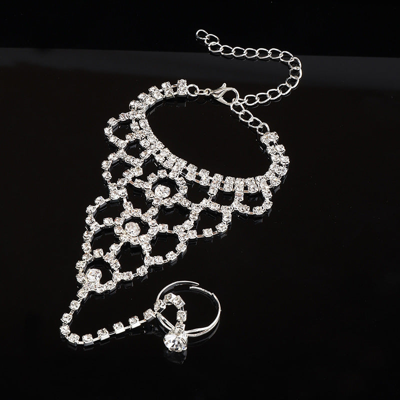 Pulsera Esclava con Anillo y Cristales Brillantes – Diseño de Lujo para Eventos