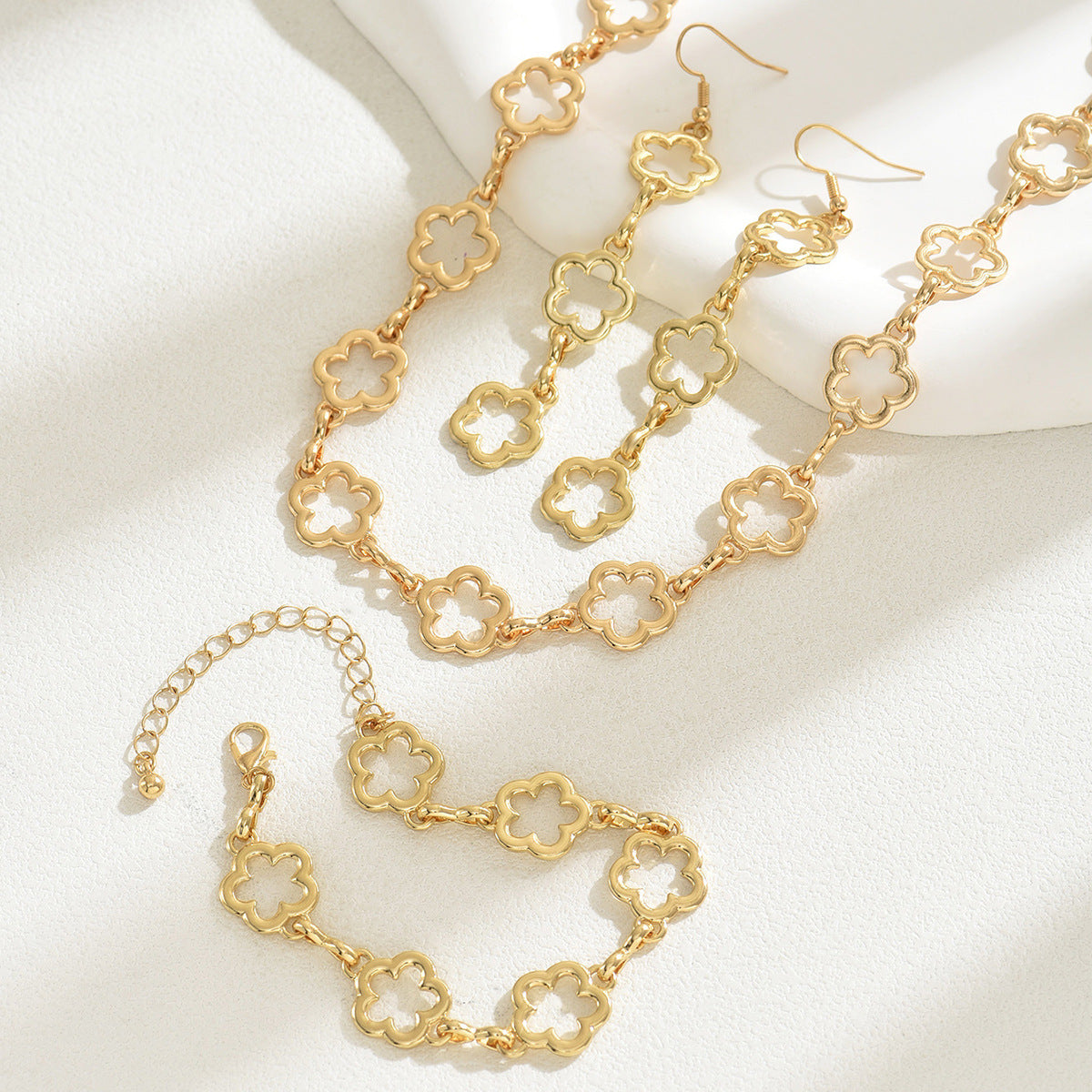 Set de Joyería Dorada con Flores Huecas - Collar, Pulsera y Pendientes