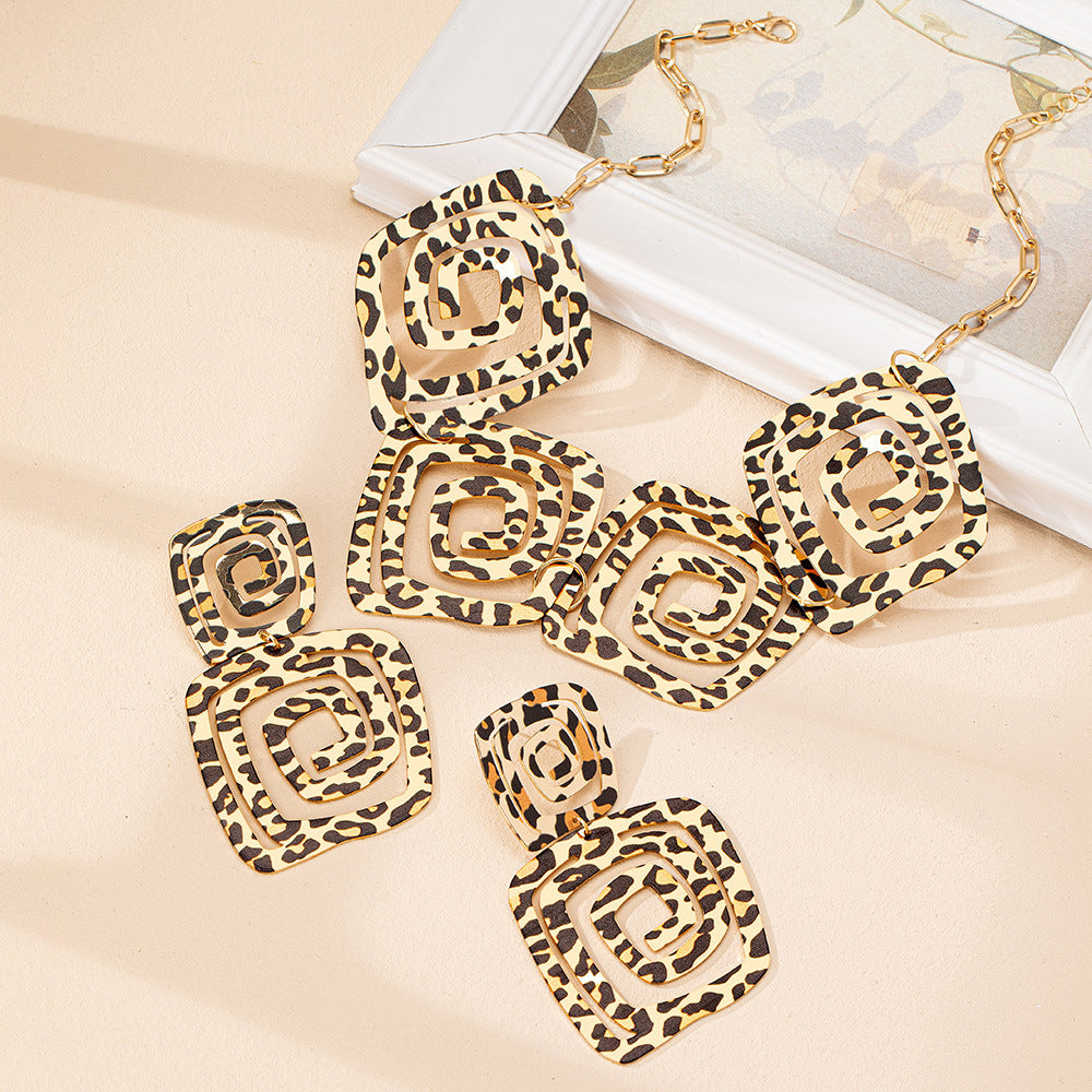 Collar y Pendientes Animal Print – Estilo Salvaje y Geométrico