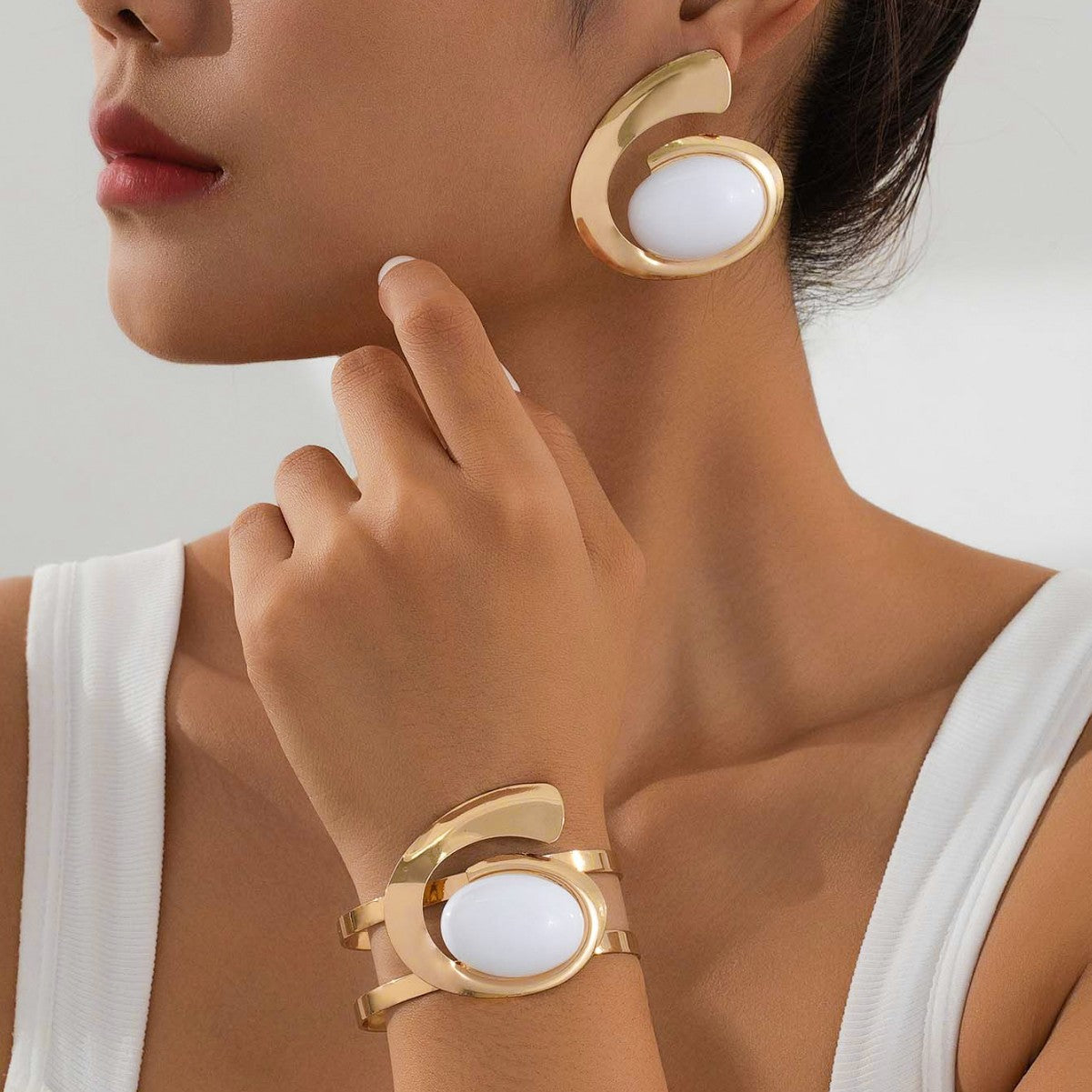 Set de Brazalete y Pendientes Dorados con Piedra Blanca | Diseño Escultural Moderno