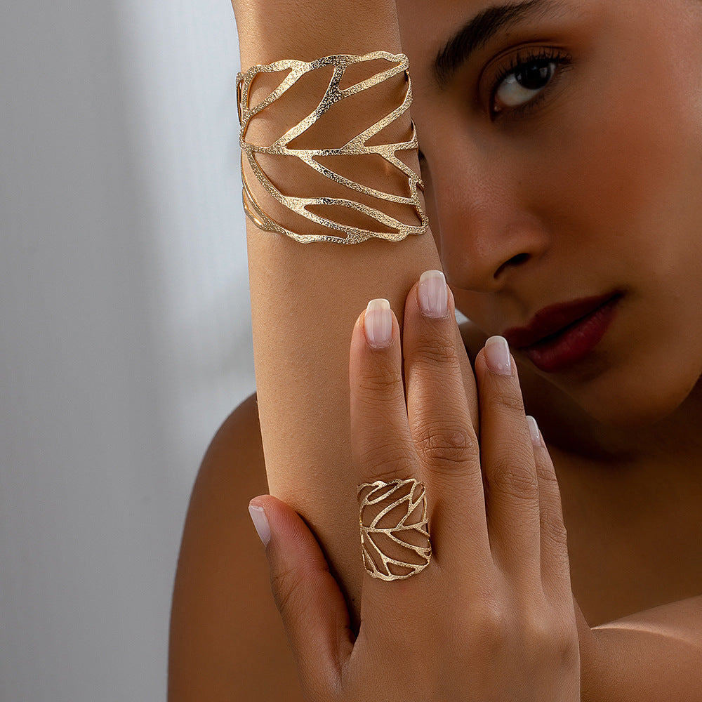 Set de Brazalete y Anillo Dorados Estilo Hoja | Diseño Abierto Texturizado