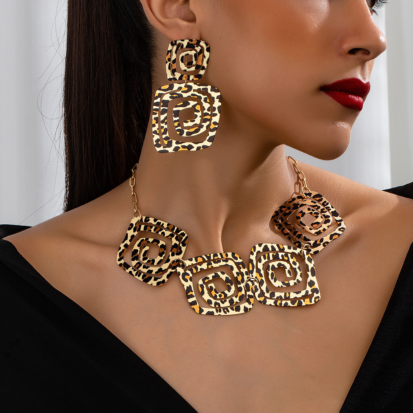 Collar y Pendientes Animal Print – Estilo Salvaje y Geométrico