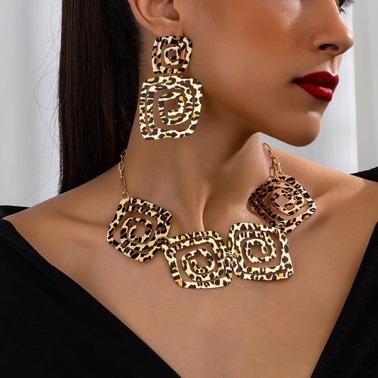 Collar y Pendientes Animal Print – Estilo Salvaje y Geométrico
