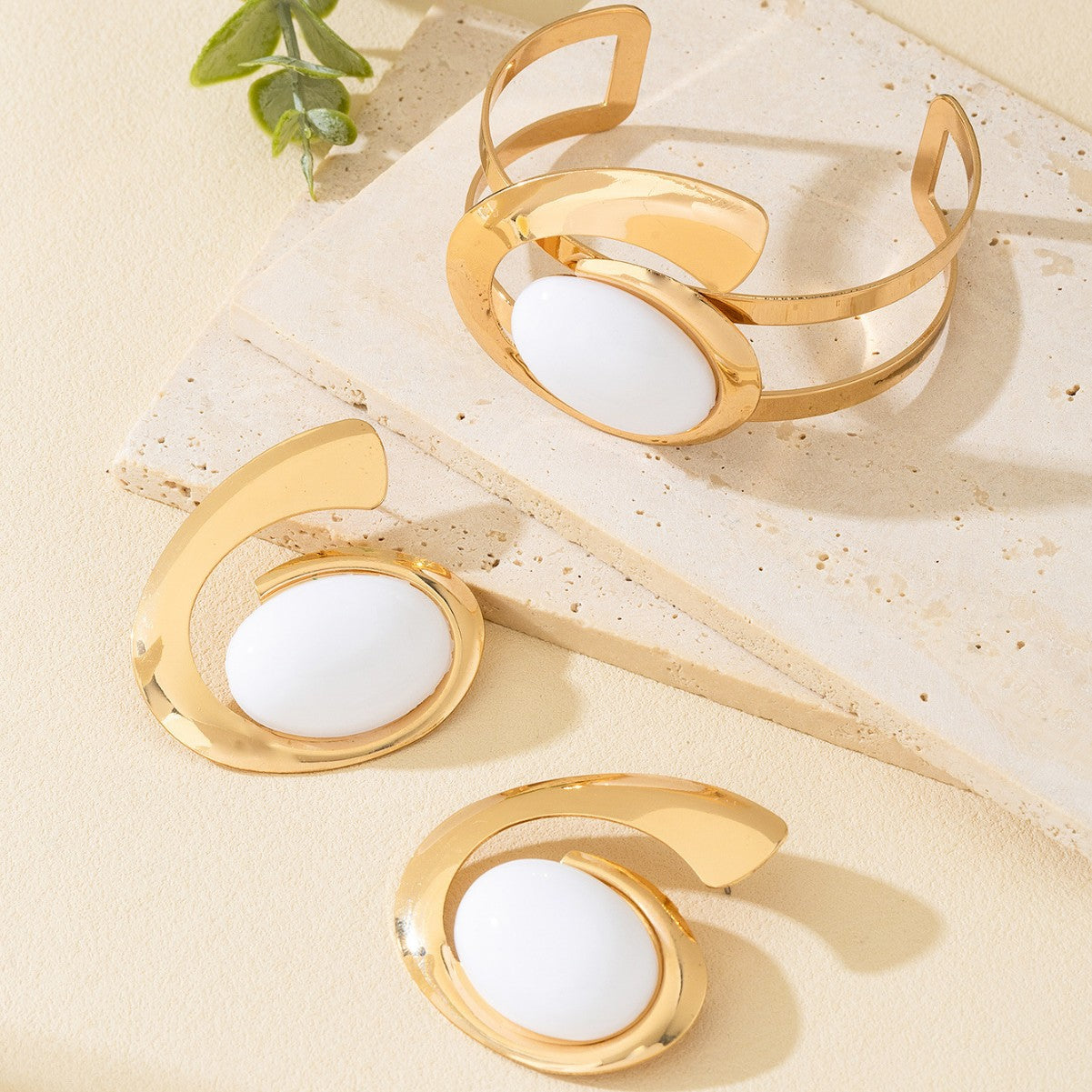 Set de Brazalete y Pendientes Dorados con Piedra Blanca | Diseño Escultural Moderno