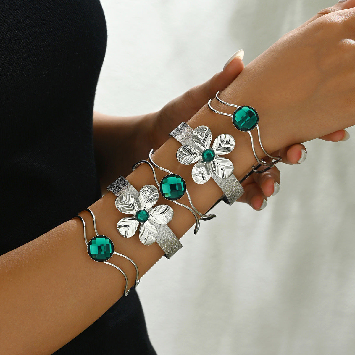 Pulsera floral con detalles brillantes