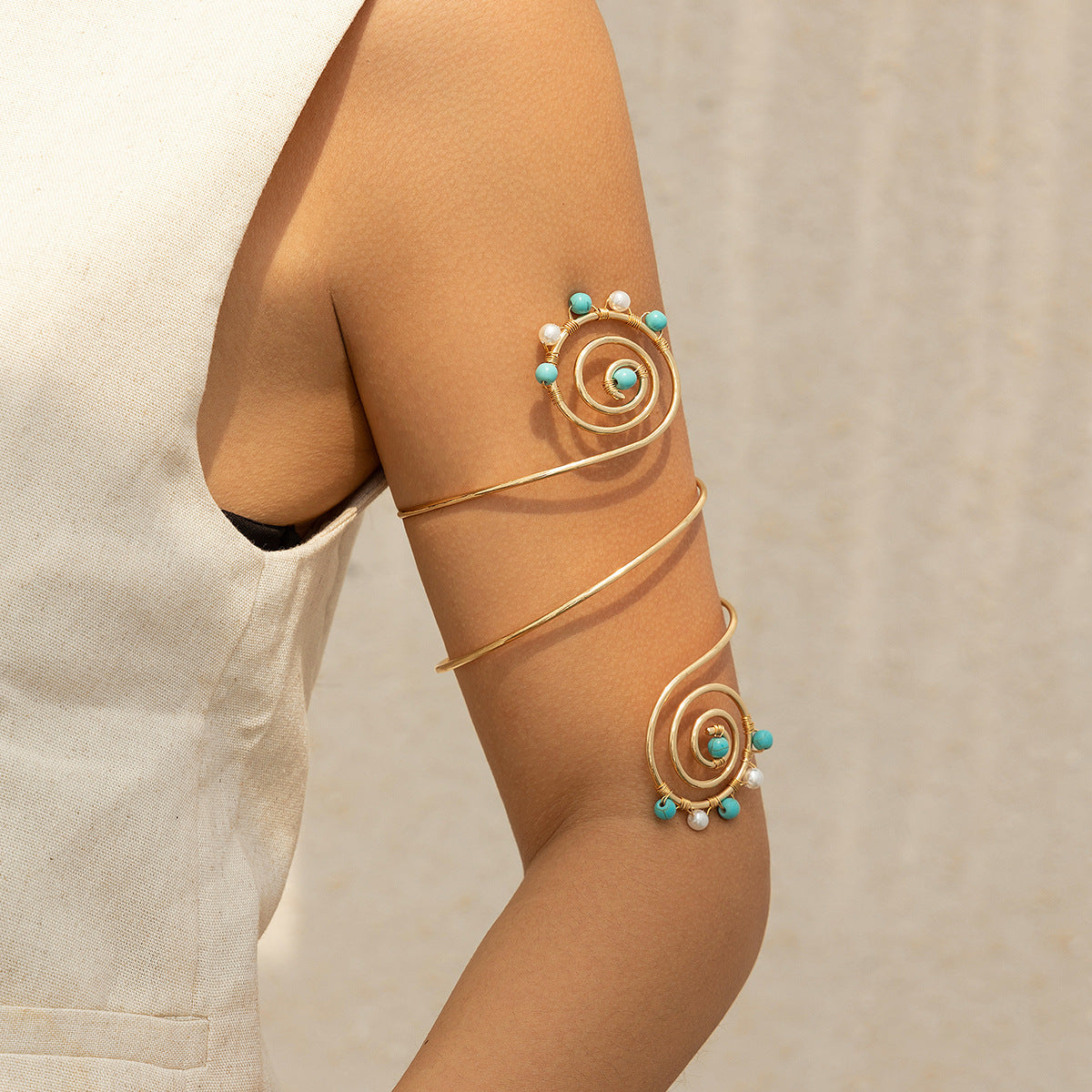 Brazalete de Brazo Espiral Dorado con Piedras – Ajustable y Estilo Boho