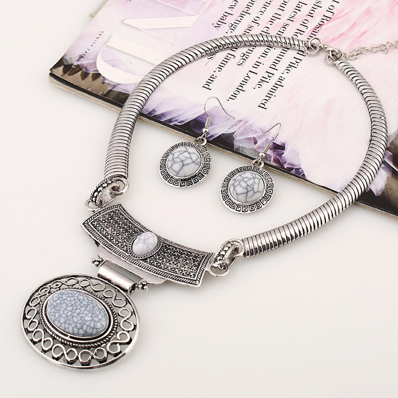 Collar Étnico con Pendientes – Estilo Tribal con Detalles de Piedra y Aleación