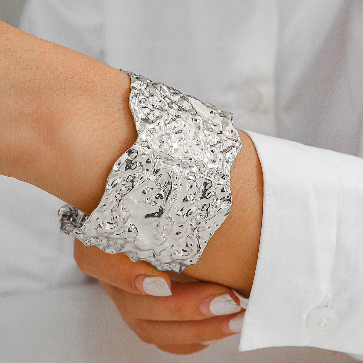 Brazalete Texturizado Dorado o Plateado | Diseño Esculpido Moderno y Minimalista