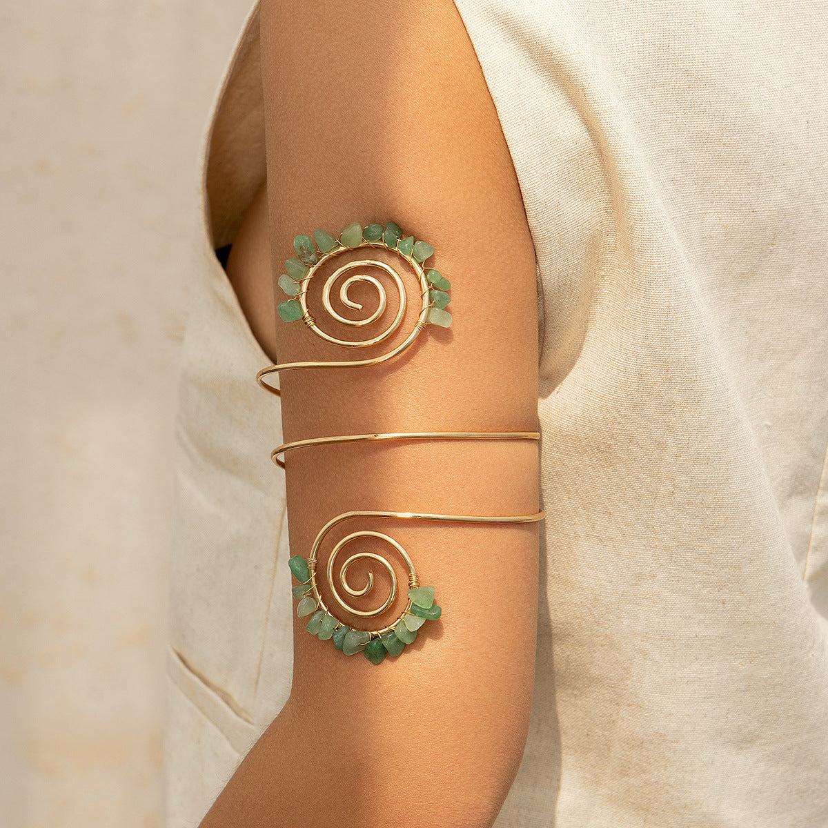 Brazalete de Brazo Espiral Dorado con Piedras – Ajustable y Estilo Boho