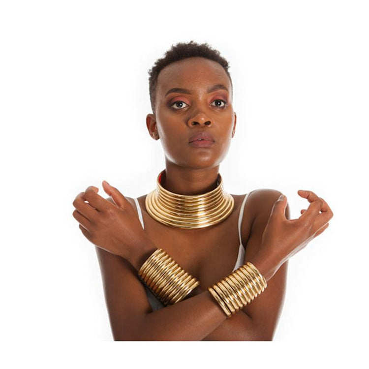 Set de Joyería Tribal con Collares y Brazaletes Dorados – Estilo Africano Impactante