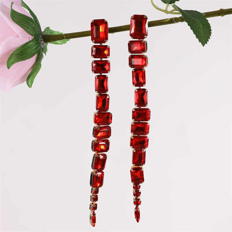 Pendientes Largos con Cristales Rojos Irregulares – Estilo Elegante y Brillante