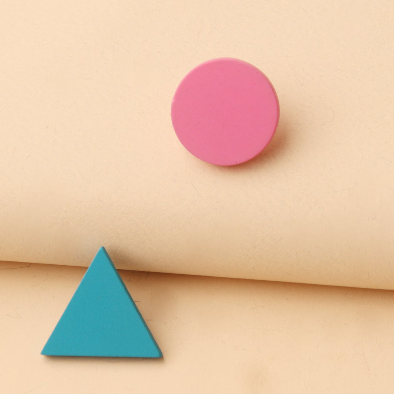 Pendientes Asimétricos Geométricos Coloridos – Círculo y Triángulo