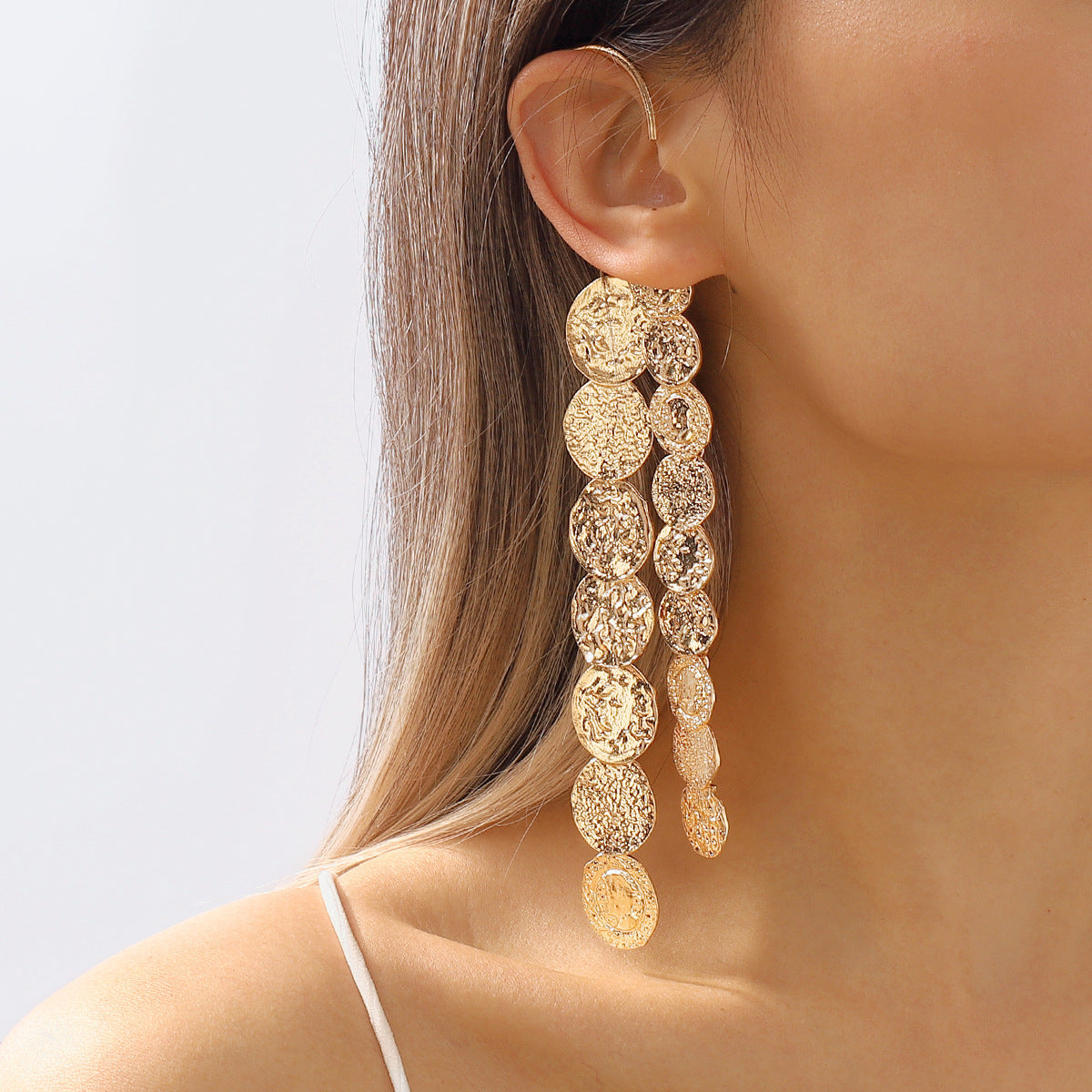 Ear Cuff Largo de Monedas Texturizadas – Estilo Festivo y Sofisticado