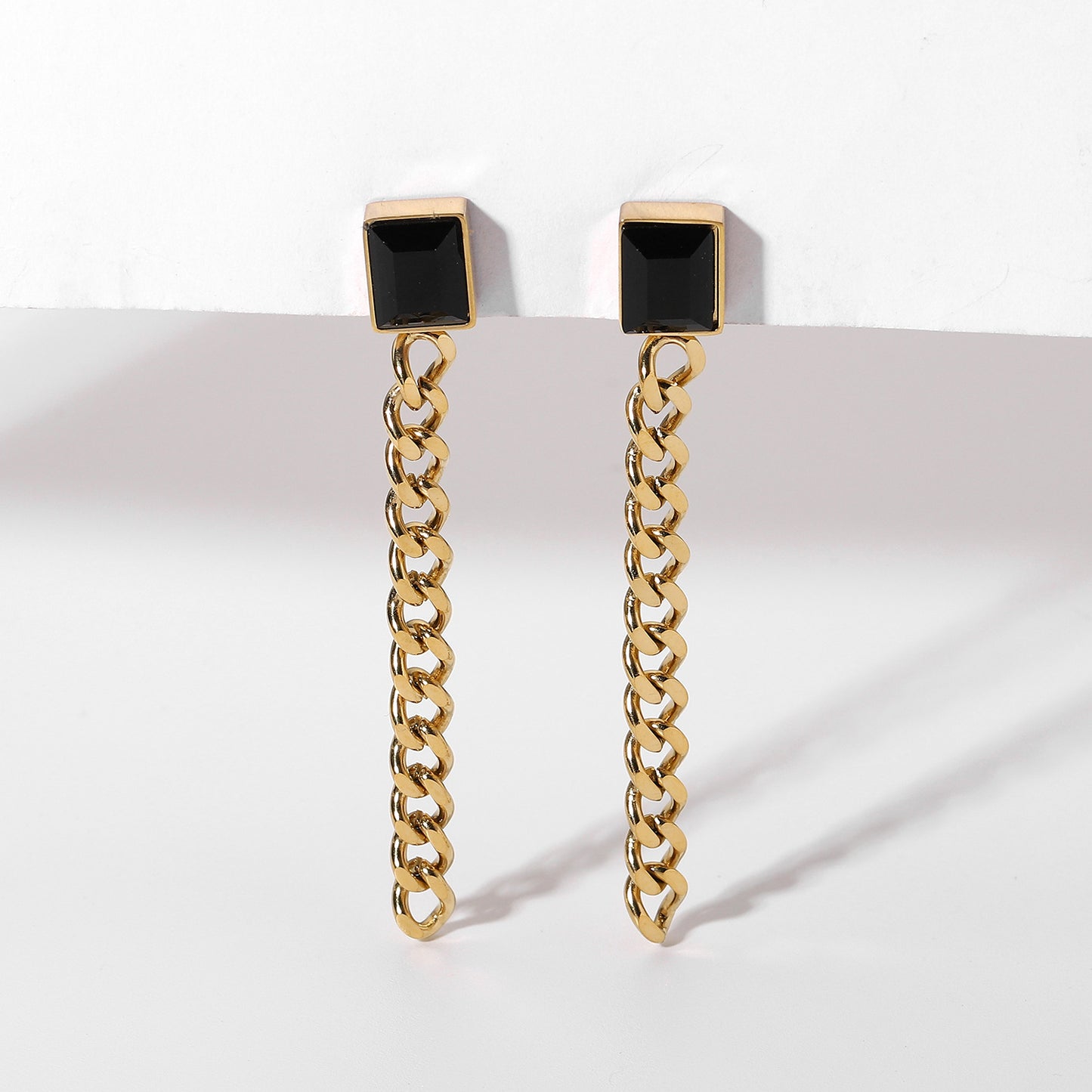 Pendientes con Cadena Dorada y Piedra Negra | Diseño Minimalista Moderno