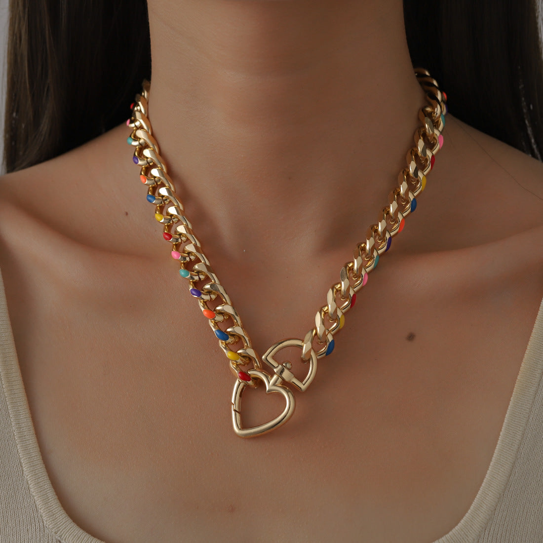 Collar Cadena Dorada con Corazón | Eslabones Gruesos y Detalles Multicolor