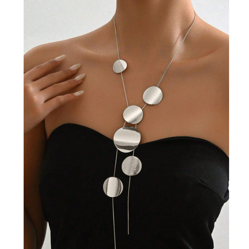 Collar Largo con Discos Dorados – Diseño Moderno y Ligero para Look Chic