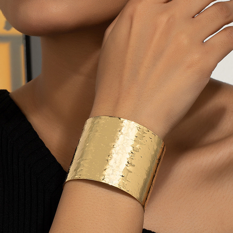 Brazalete Dorado Ancho Martelé