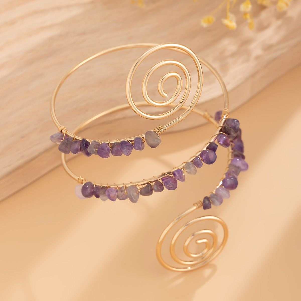 Brazalete de Brazo Espiral Dorado con Piedras – Ajustable y Estilo Boho