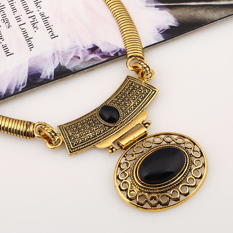 Collar Étnico con Pendientes – Estilo Tribal con Detalles de Piedra y Aleación