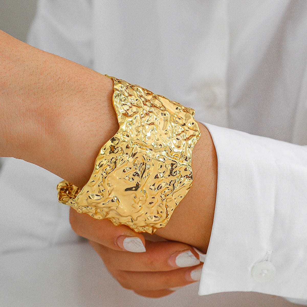 Brazalete Texturizado Dorado o Plateado | Diseño Esculpido Moderno y Minimalista