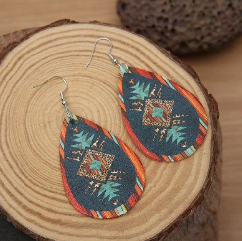 Pendientes Boho de Cuero con Estampado Étnico en Forma de Lágrima